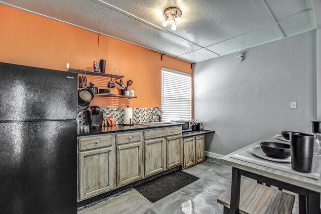 Building Photo - 2 Bd 2 Ba + Guest House with Fully Furnish...
