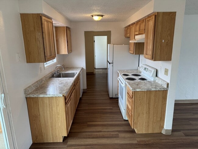 Building Photo - 2 bed 1 1/2 bath duplex in Springfield!