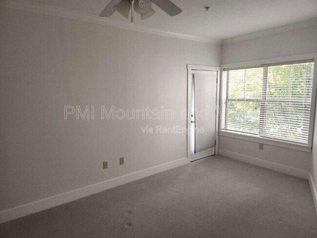 Building Photo - 9 Kenilworth Knolls