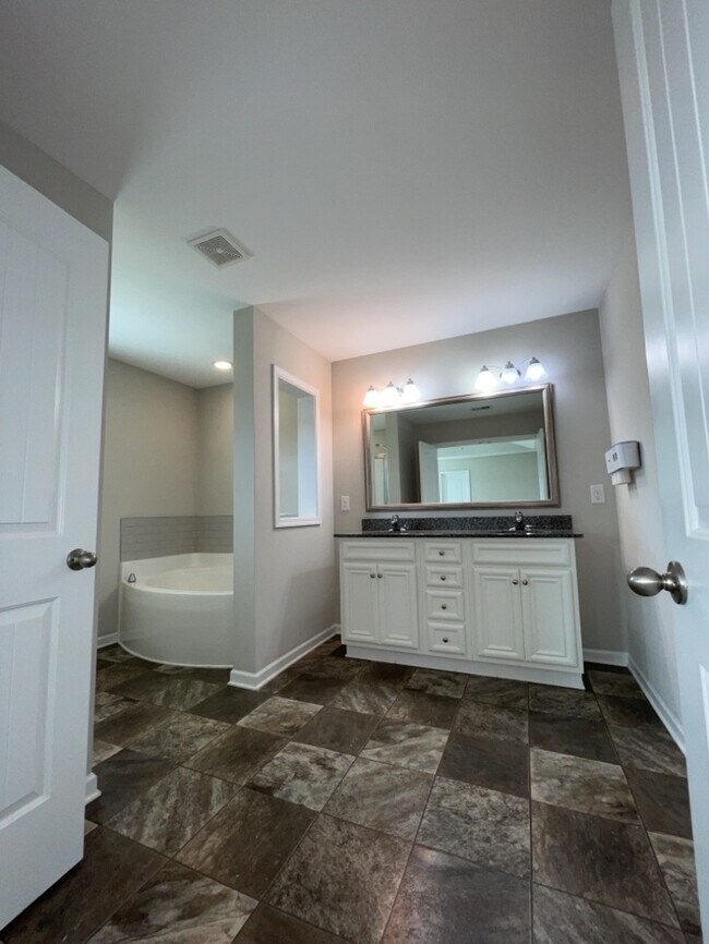 Building Photo - 131 Screech Dr