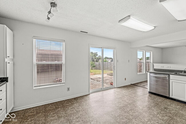 Building Photo - 7928 States Bend Dr