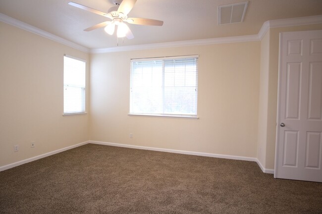 Building Photo - Charming 4-bedroom, 2.5-bathroom home