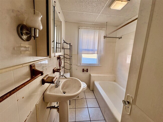 Building Photo - 211 Dudley Ave