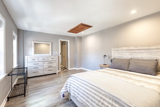 Building Photo - 447 Gittings St