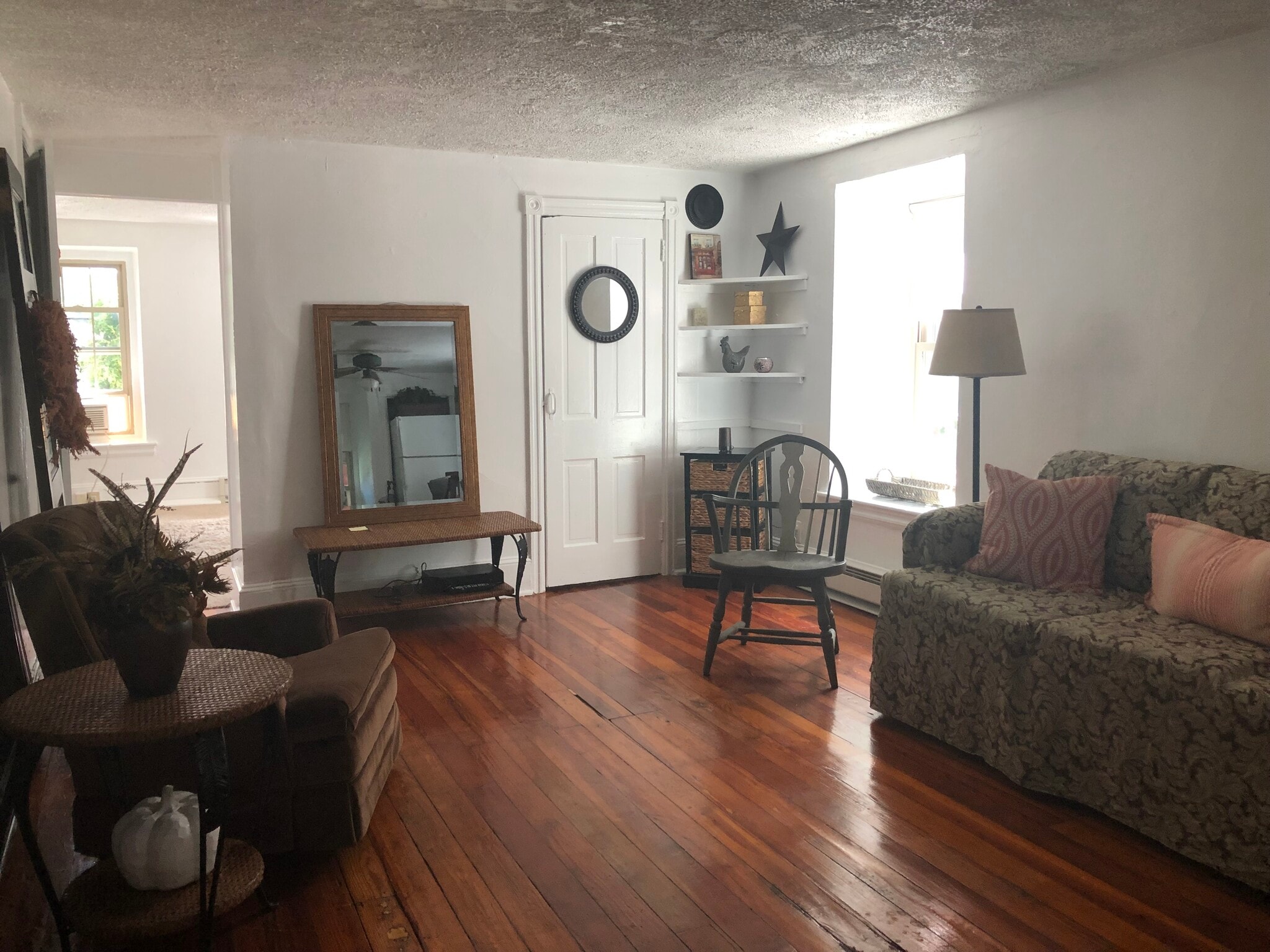living area - 895 Old Wilmington Rd