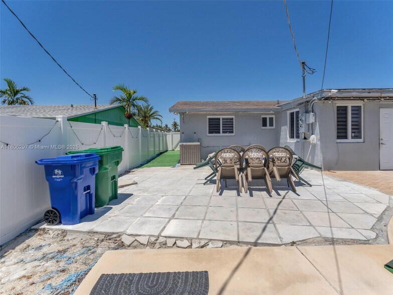 Building Photo - 1811 SW 97th Ter