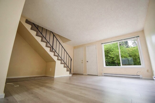 Building Photo - Newly Updated 2 BR Townhouse Apartment in SW Portland!