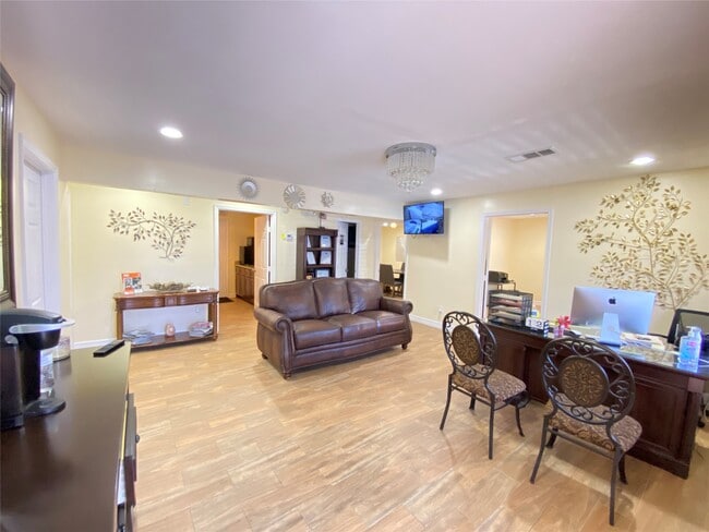 Building Photo - 2125 Strawberry Rd