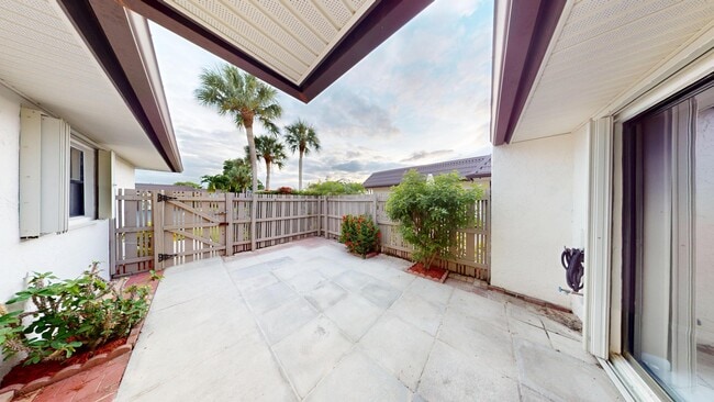 Building Photo - 121 Lake Paula Dr