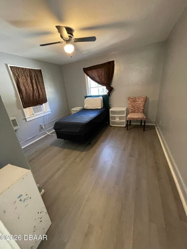 Building Photo - 411 N Oleander Ave