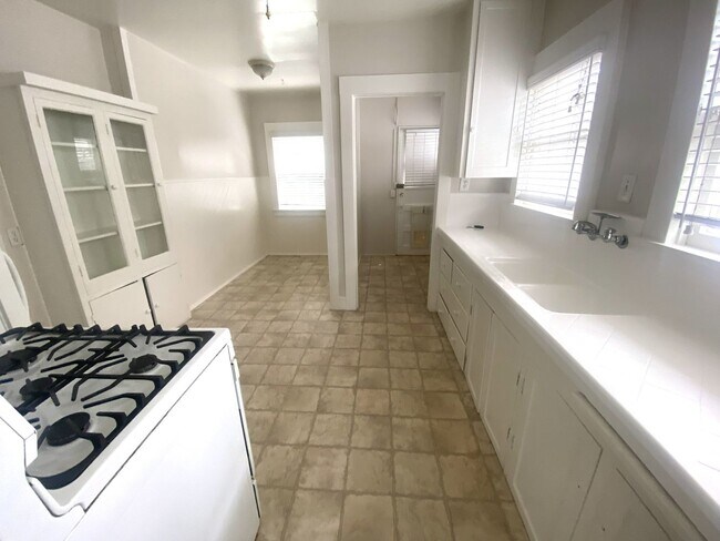 Building Photo - 1018 7th St