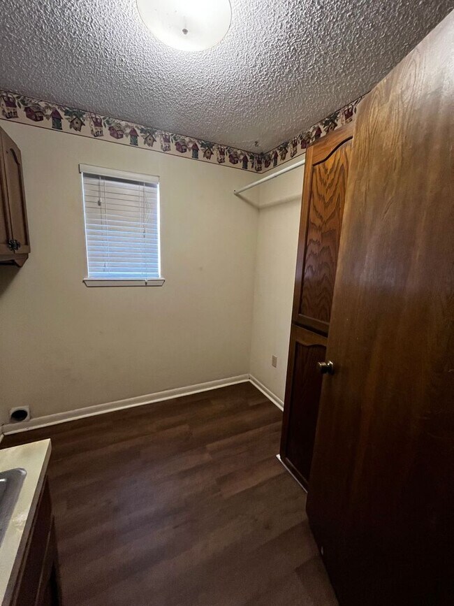 Building Photo - 3834 Lake Ridge Dr