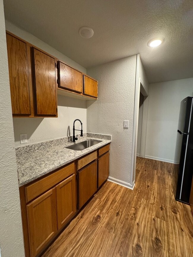 Building Photo - 2 BED / 1 Bath Apartment in Truman.  READY NOW!
