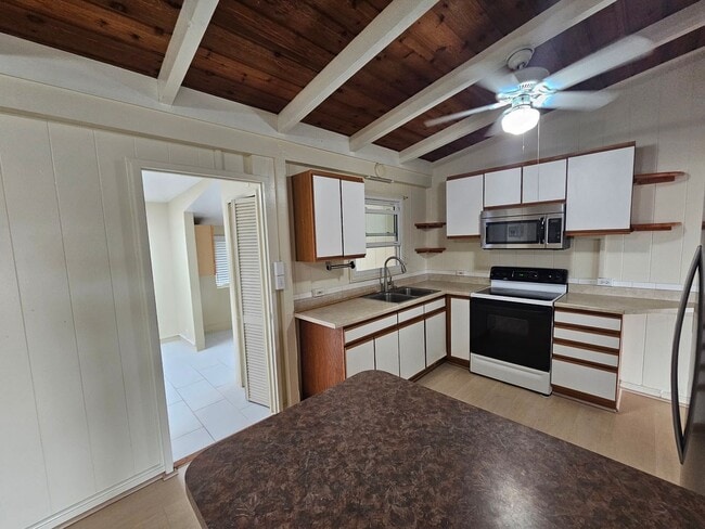 Building Photo - Spacious 3-Bedroom / 2-Bathroom Single-Family Home with Stunning Views – AVAILABLE NOW!