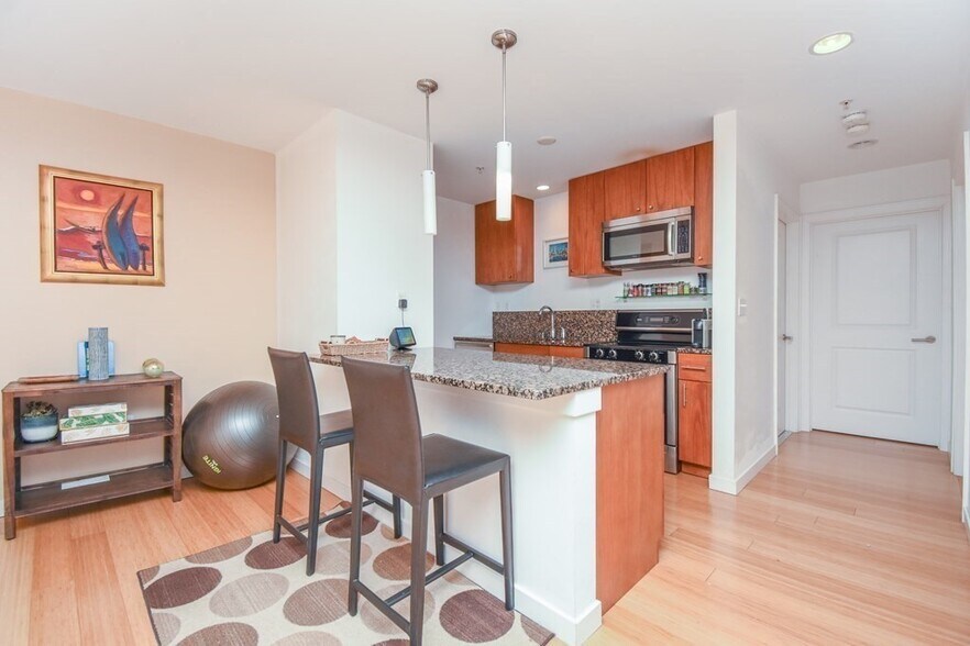 Building Photo - 16 Miner St