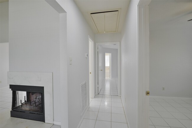 Building Photo - 2311 Old Oak Ln