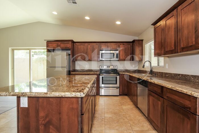 Building Photo - 2722 E Cactus Rd