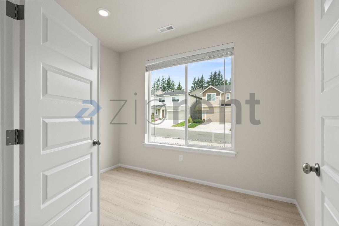 Building Photo - Unit