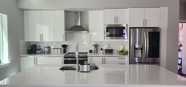 Building Photo - $3,800-Two-Story 4 Bedrooms, 2.5 Bathrooms Contemporary Home Awaits Your Tenancy!