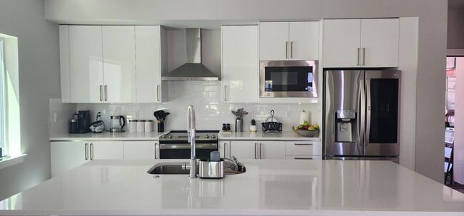 Building Photo - $3,950-Two-Story 4 Bedrooms, 2.5 Bathrooms Contemporary Home Awaits Your Tenancy!