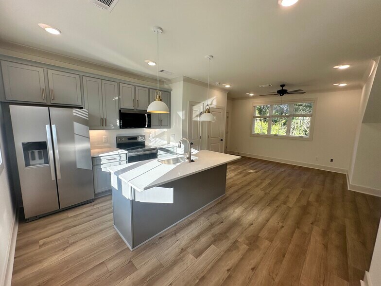 Building Photo - 402 Phillips Ave