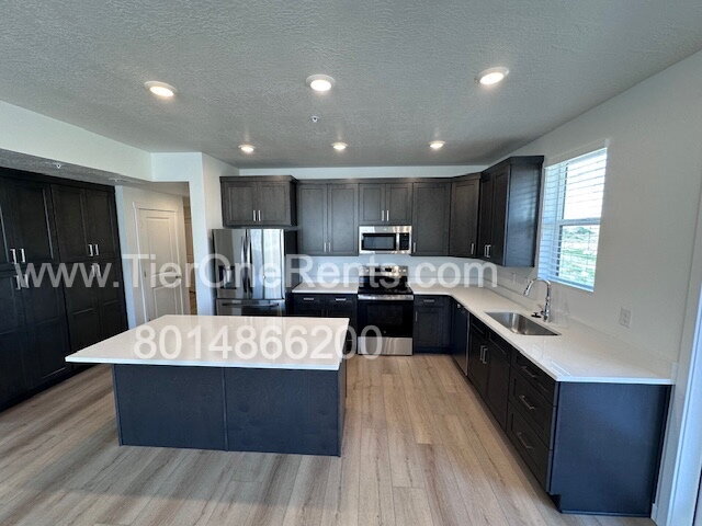 Building Photo - Move-in special:  First month's rent free!
