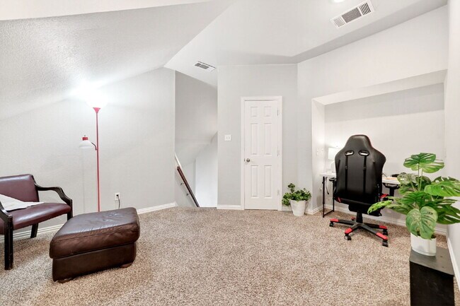 Building Photo - Exceptional Home in Arlington – Great Layout & Prime Location