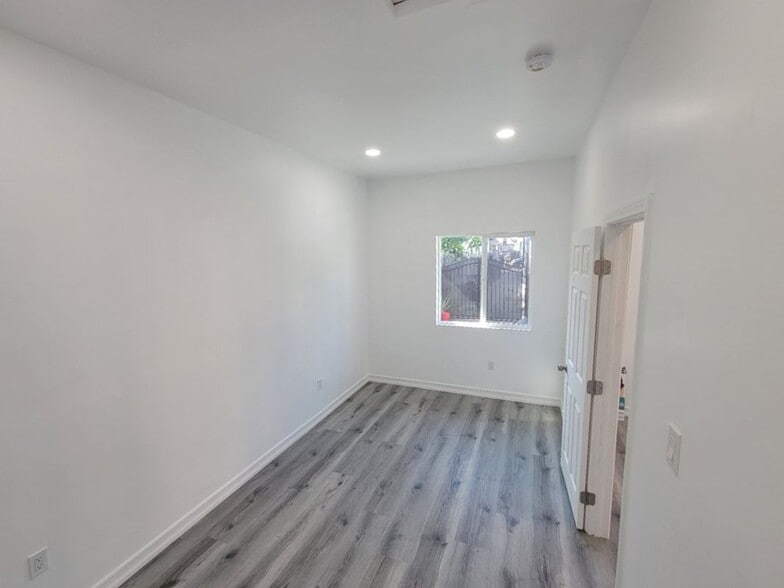 Building Photo - 713 3/4-714 57th St