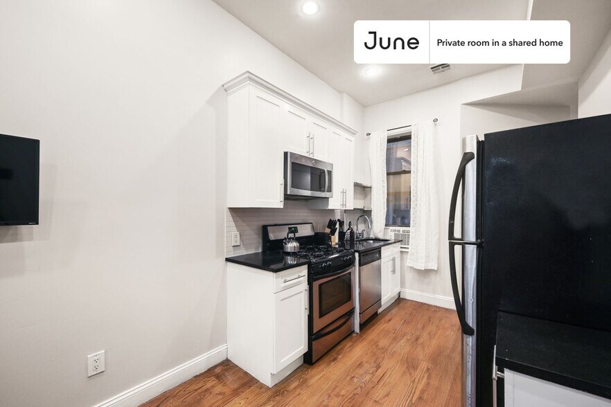 Building Photo - Room in Shared 4 bed/1 bath home