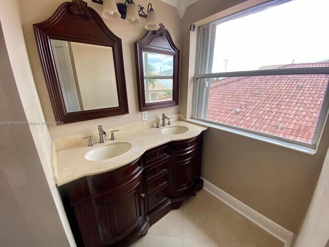 Building Photo - 13851 SW 38th Ln