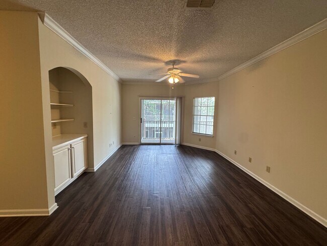 Building Photo - Move In Special! 2 Bed / 2 Bath Upstairs C...
