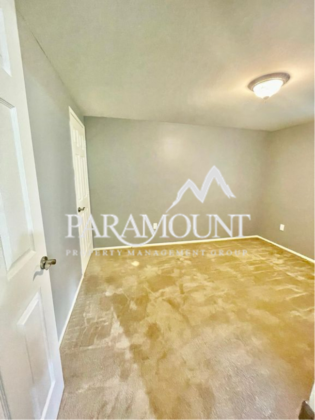 Building Photo - Charming 3-Bedroom Duplex Near Southworth ...