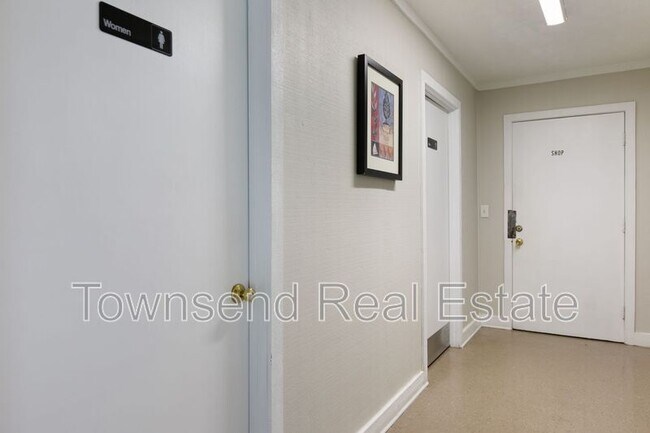 Building Photo - 5845 Century Oaks Dr