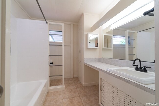 Building Photo - Rarely Available 3BA/2BA/2 Pkg SF in Aiea ...