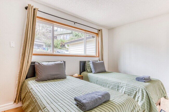 Building Photo - 3201 SW Sherwood Pl