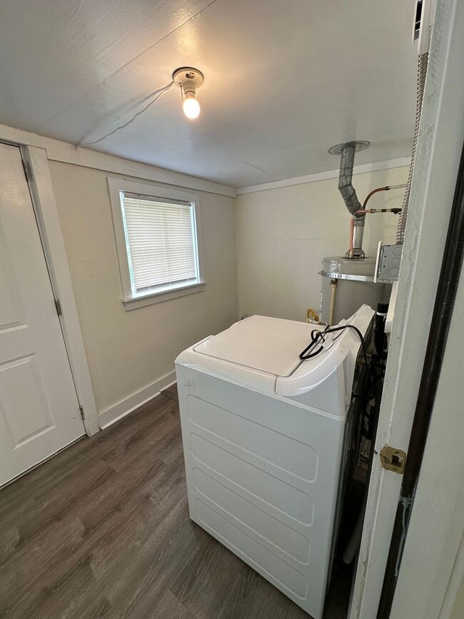 Building Photo - Quiet 2 Bedroom, 1 Bath Home - APPLICATION...