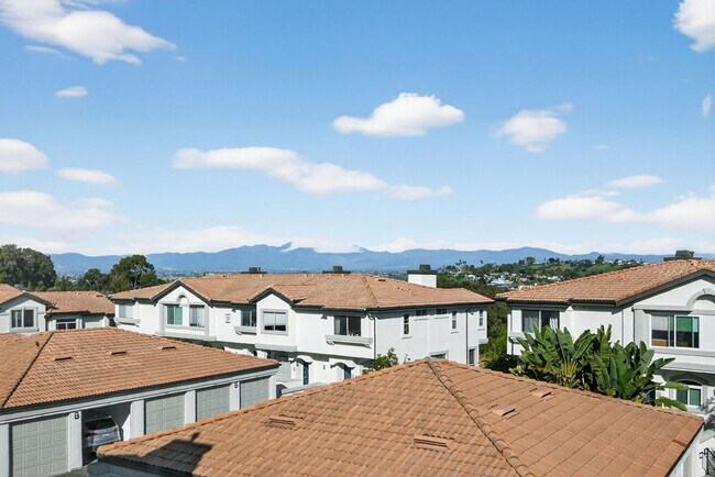 Building Photo - Elegantly Furnished Coastal Condo with Mountain Views