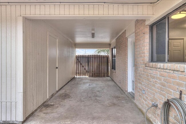 Building Photo - 985 Crossbill St