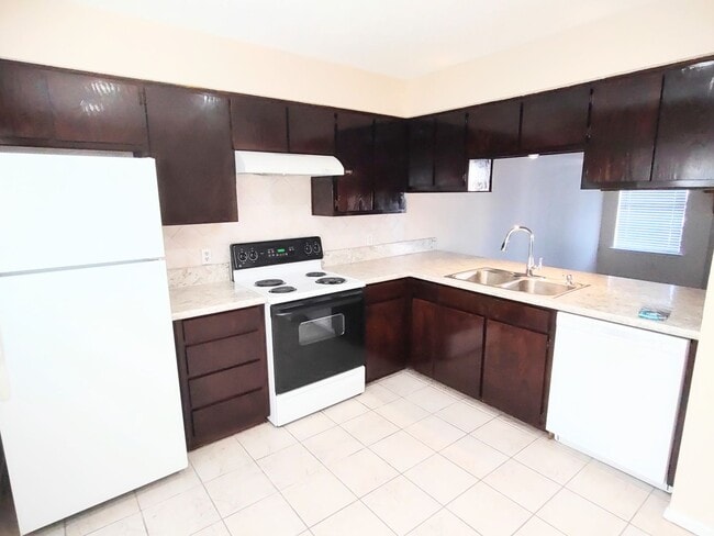 Building Photo - 2 Bedroom 2.5 bath apartment in residential south Denton area. Ecellent location.