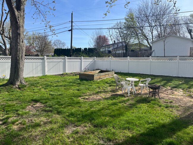 Building Photo - 3-bedroom, 1.5 bathroom unfurnished home in Saint Joseph