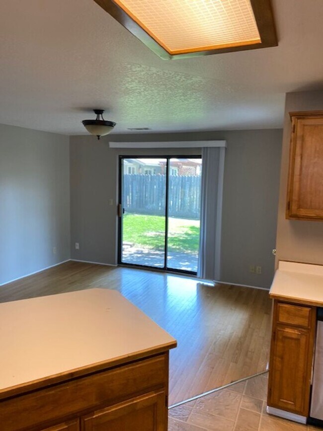 Building Photo - SINGLE LEVEL 3 BEDROOM HOME, FENCED IN YARD