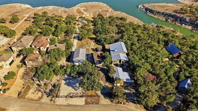 Building Photo - 2681 Lakeview Dr