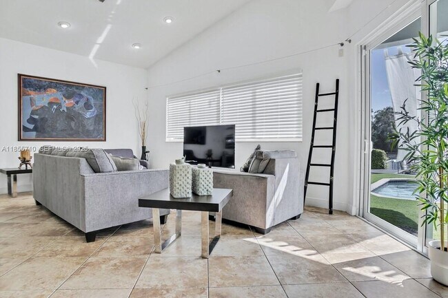 Building Photo - 205 N 31st Ave