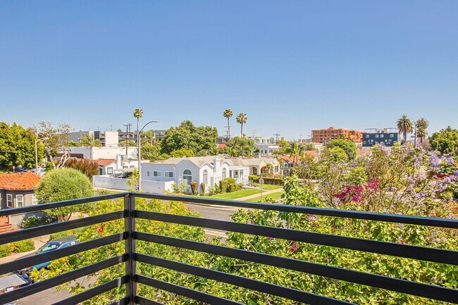 Building Photo - 2851 S Victoria Ave