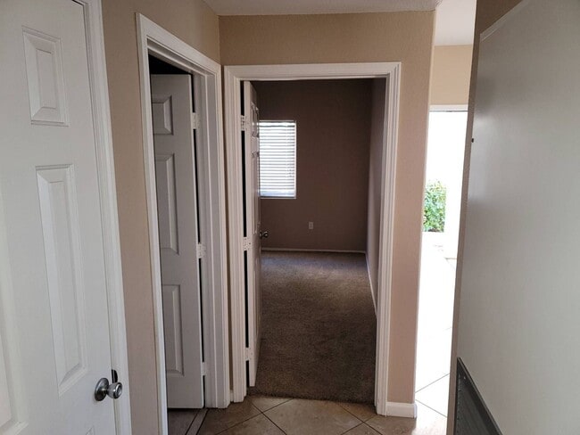 Building Photo - 2 story condo with 1 bedroom loft, 2 bathrooms and a 1 car attached garage.