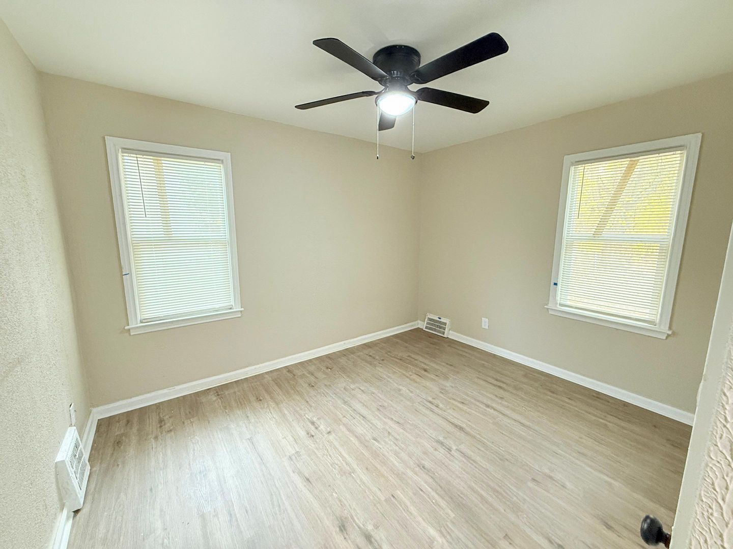 Building Photo - This beautifully updated 3-bedroom, 1-bath single-family home is ready for move-in!