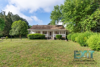 Building Photo - Spacious Country Home in Convenient La Crosse Location