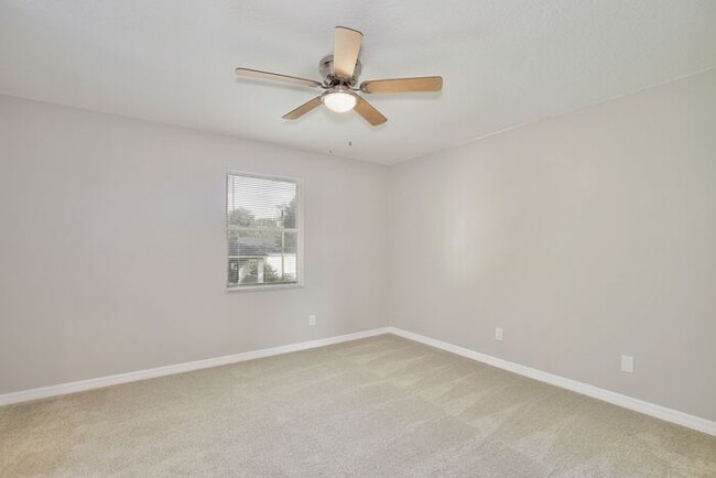 Building Photo - Cozy 2/2.5 Spacious Townhome with 2 Master...