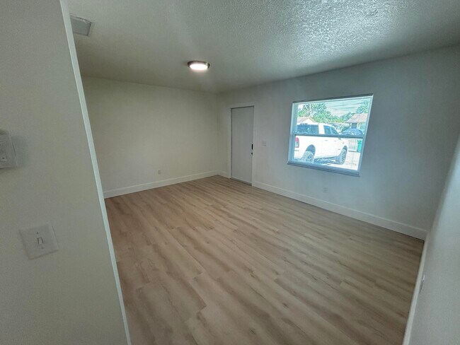 Building Photo - 2133 Sibley Ave