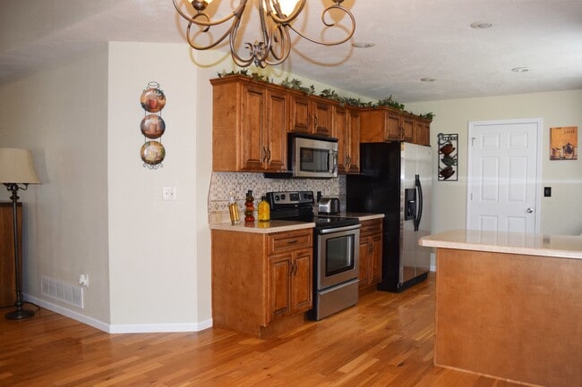 Building Photo - Located in the popular Woodland Hills Subd...